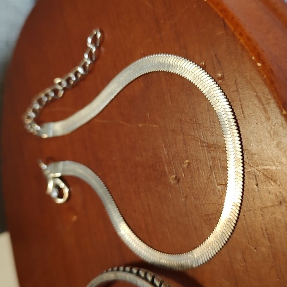 Two Women's Silver Braclets - Picture 4 of 6